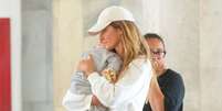Com tênis retrô de R$ 1 mil e aerolook comfy, Gisele Bündchen é clicada com o filho de 1 ano e 5 meses em aeroporto do Rio. Fotos!.  Foto: Brazilnews / Purepeople