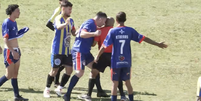 &Aacute;rbitro &eacute; agredido com cabe&ccedil;ada ap&oacute;s expulsar jogador durante partida de futebol de v&aacute;rzea em Itapetininga (SP)  Foto: Reprodu&ccedil;&atilde;o/TVItap&ecirc;/YouTube