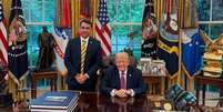Fl&aacute;vio Bolsonaro publicou uma foto ao lado de Trump em maio deste ano  Foto: Reprodu&ccedil;&atilde;o