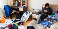 Casa sempre bagun&ccedil;ada? Saiba o que a desorganiza&ccedil;&atilde;o pode dizer sobre sua sa&uacute;de emocional e veja dicas para criar h&aacute;bitos de organiza&ccedil;&atilde;o Foto: Reprodu&ccedil;&atilde;o: denozy/Getty Images / Bons Fluidos