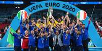 Elenco da Itália comemora título da Eurocopa de 2020, realizada em 2021 -   Foto: Claudio Villa/Getty Images / Esporte News Mundo