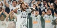 Neymar fez dois gols contra a Chapecoense, mas foi assunto por fatos ocorridos no vesti&aacute;rio e no CT &ndash;  Foto: Roberto Pessoa / ACF / Jogada10