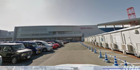 Antes e depois mostra a destrui&ccedil;&atilde;o no Aeon Mall, onde houve uma explos&atilde;o ap&oacute;s o terremoto  Foto: Reprodu&ccedil;&atilde;o/Google Street View e NHK Japan