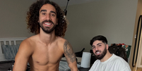 Cucurella ao lado do tatuador que fez o desenho do treinador em seu bra&ccedil;o  Foto: Reprodu&ccedil;&atilde;o/Instagram/@cucurella3