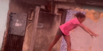 A pequena Emanuelly fez um exercício de trave em uma mureta na rua  Foto: Reprodução/Instagram/@emanuellygym