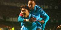 Neymar e Gabriel Bontempo comemorando um gol do Santos nesta temporada.  Foto: Jorge Saenz / Alamy.
