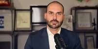 Com mandato de deputado federal cassado, Eduardo Bolsonaro falou sobre possibilidades envolvendo seu passaporte durante entrevista ao SBT News neste sábado, 20.  Foto: @SBT News via YouTube / Estadão