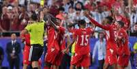 Embolo &eacute; expulso pelo &aacute;rbitro portugu&ecirc;s Jo&atilde;o Pinheiro - Foto: David Ramos/Getty Images - Legenda: &Aacute;rbitro Jo&atilde;o Pinheiro mostra o segundo amarelo e consequente expuls&atilde;o para Breel Embolo / Jogada10