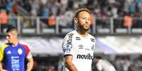 Neymar, jogador do Santos, durante partida contra o Universidad Central no est&aacute;dio Vila Belmiro pelo campeonato Copa Sul-Americana 2026.  Foto: JOTA ERRE/AGIF - AG&Ecirc;NCIA DE FOTOGRAFIA/ESTAD&Atilde;O CONTE&Uacute;DO