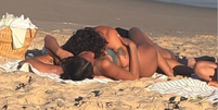 Bruna e Shawn curtem praia no Rio agarradinhos  Foto: Reprodu&ccedil;&atilde;o