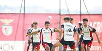 Jogadores de Benfica e Belenenses em disputa de bola durante amistoso de pré-temporada - Foto: Divulgação / Jogada10