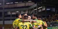 Reinaldo foi o gar&ccedil;om perfeito. Dois escanteios que ele cobrou resultaram em gols neste 2 a 1 do Mirassol &ndash;  Foto: Pedro Zacchi / Mirassol / Jogada10