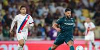 Nonato, do Fluminense, est&aacute; com a bola. Mas recebe a marca&ccedil;&atilde;o de&nbsp; Ademir &ndash;  Foto: Marcelo Gon&ccedil;alves/Fluminense / Jogada10