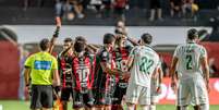 Momento em que Cac&aacute;, zagueiro do Vit&oacute;ria, &eacute; expulso por falta em Jhon Arias, do Palmeiras  Foto: Estad&atilde;o Conte&uacute;do