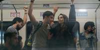 Maur&iacute;cio (Jo&atilde;o Victor Gon&ccedil;alves) e Adriana (Let&iacute;cia Colin) na simula&ccedil;&atilde;o do metr&ocirc; de SP  Foto: Reprodu&ccedil;&atilde;o/TV
