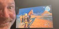 Dublador de Geralt em The Witcher 3 mostra foto gravando di&aacute;logos de Songs of the Past  Foto: Reprodu&ccedil;&atilde;o / @DCockle