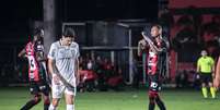 Luan C&acirc;ndido, do Vit&oacute;ria, faz gesto de roubo para a arbitragem de partida contra o Palmeiras, pelo Brasileir&atilde;o  Foto: Estad&atilde;o Conte&uacute;do