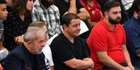 Lulinha (ao centro, de blusa preta) &eacute; um dos filhos de Lula  Foto: AFP via Getty Images / BBC News Brasil