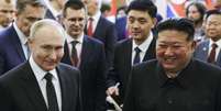 O presidente russo, Vladimir Putin, e o l&iacute;der norte-coreano, Kim Jong-un, durante encontro em Pyongyang; aproxima&ccedil;&atilde;o entre os dois pa&iacute;ses ampliou a coopera&ccedil;&atilde;o econ&ocirc;mica e militar  Foto: RFI