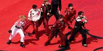 RM, Jin, Suga, J  Foto: Hope, Jimin, V e Jung Kook, do BTS, se apresentam durante a final da Copa do Mundo da FIFA, em julho de 2026 ( Florencia Tan Jun/Getty Images) / Rolling Stone Brasil