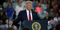O presidente dos EUA, Donald Trump, fala no Milford Proving Grounds da General Motors, em julho de 2026  Foto: Andrew Harnik/Getty Images / Rolling Stone Brasil