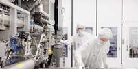 A China est&aacute; se preparando para sua primeira grande vit&oacute;ria no setor de chips: j&aacute; est&aacute; produzindo em massa suas pr&oacute;prias m&aacute;quinas de litografia DUV, segundo o The Information Foto: Xataka