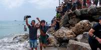 Migrantes atravessam a fronteira entre o Marrocos e o enclave espanhol de Ceuta durante a onda de entradas irregulares registrada no norte da &Aacute;frica, em 30 de julho de 2026  Foto: RFI