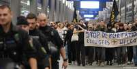 Dezenas de pessoas protestaram no aeroporto de Leipzig-Halle contra a deporta&ccedil;&atilde;o  Foto: DW / Deutsche Welle