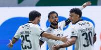 Jogadores do Atl&eacute;tico-MG celebrando um dos gols contra o Palmeiras, no &uacute;ltimo jogo do Galo pelo Brasileir&atilde;o. Foto: Vilmar Bannach/Alamy Live News.