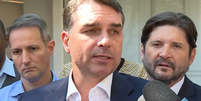 Fl&aacute;vio Bolsonaro em conversa com jornalistas na tarde desta sexta  Foto: Reprodu&ccedil;&atilde;o/GloboNews