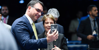 Senadores Fl&aacute;vio Bolsonaro (PL) e Tereza Cristina (PP) posam para foto juntos  Foto: Roque de S&aacute;/Ag&ecirc;ncia Senado