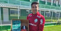 O treinador Abel Ferreira, do Palmeiras, recebeu presentes feitos pelos alunos da ONG mineira Sementes do Vale Foto: Reprodu&ccedil;&atilde;o/Instagram/@coachabelferreira