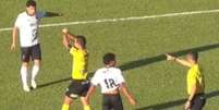  Foto: Reprodu&ccedil;&atilde;o/Galo TV - Legenda: &Aacute;rbitro ativa protocolo antirracista ao receber relato de inj&uacute;ria em jogo do Paulista Sub-20 / Jogada10