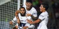 Brilhou! Juninho &eacute; celebrado pelos colegas ap&oacute;s marcar hat-trick pelo Pumas &ndash;  Foto: Divulga&ccedil;&atilde;o/Pumas / Jogada10