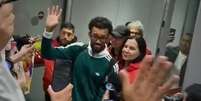 Foto: Reprodu&ccedil;&atilde;o de v&iacute;deo - Legenda: Vozinha &eacute; festejado pela torcida do Colo-Colo no aeroporto de Santiago / Jogada10