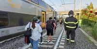 Passageiros deixaram trem que descarrilou ap&oacute;s bater em dois b&uacute;falos  Foto: ANSA / Ansa - Brasil