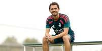Bernardo Silva (dir.) &eacute; um dos diversos refor&ccedil;os do Real para a temporada 26/27 - Foto: Divulga&ccedil;&atilde;o/Real Madrid / Jogada10