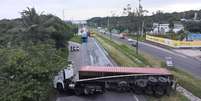 Carreta tombada na BR 101.  Foto: Portal de Prefeitura