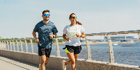 O preparo físico antes de começar a correr reduz o risco de lesões e ajuda o corpo a se adaptar ao exercício Foto: muse studio | Shutterstock / Portal EdiCase