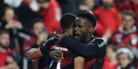 Jogadores do Athletico-PR comemorando gol de Leozinho contra o Inter.  Foto: Geraldo Bubniak/ZUMA Press Wire/Alamy.