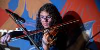 Bisneta de cirandeiro, Elloá Santos Moreira, de 15 anos, já escolheu que também quer seguir o caminho da música  Foto: Charles Trigueiro