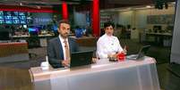 A estranha bancada baixa deu lugar a uma mesa mais confort&aacute;vel para os &acirc;ncoras  Foto: Reprodu&ccedil;&atilde;o/TV