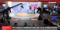 O cenário do 'Radar' impressiona e lembra o de canais internacionais como a britânica BBC News  Foto: Reprodução/TV