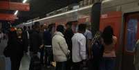 Passageiros aguardam chega de trem, em dia de greve de ferrovi&aacute;rios que afetam a circula&ccedil;&atilde;o de composi&ccedil;&otilde;es nas linhas 11, 12 e 13.  Foto: Felipe Rau/Estad&atilde;o / Estad&atilde;o