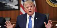 O presidente dos EUA, Donald Trump, levanta as duas mãos enquanto discursa durante uma reunião de gabinete em Camp David, Maryland, em 31 de julho. 

  Foto: AFP via Getty Images / BBC News Brasil