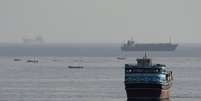Embarca&ccedil;&otilde;es no Estreito de Ormuz, vistas de Musandam, Om&atilde;, em 3 de agosto de 2026.  Foto: REUTERS - Stringer / RFI