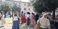Em Pisa, centenas de pessoas saíram às ruas para se proteger  Foto: ANSA / Ansa - Brasil