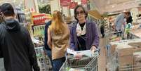 A jornalista Claudia Matarazzo desfilou estilo e discrição ao fazer suas compras no mercado preferido de famosos em SP  Foto: Sala de TV