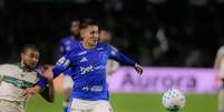 Gabriel Rojas em a&ccedil;&atilde;o pelo Cruzeiro.   Foto: Reinaldo Reginato/FotoArena/Alamy Live News