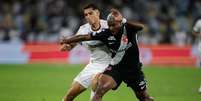 Kevin Serna e Cuiabano brigando pela posse de bola durante o jogo de ida. Foto: Ruano Carneiro/Alamy Live News